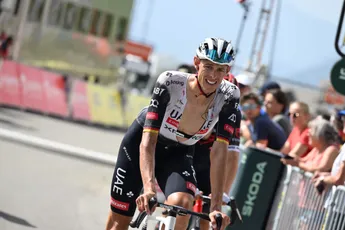 Politt haalt zijn schouders op na kritiek op gedrag in Ventoux-rit: 'Blijkbaar moeten we de nieuwe regel nog leren'