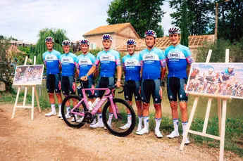 📸 Alpecin-Deceuninck komt op rustdag met speciaal 'poupou'-tenue ter ere van Ventoux-overwinning Poulidor