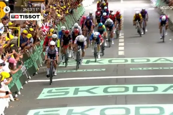 Waaierspektakel in openingsrit Tour de France bezorgt Philipsen gele trui, Evenepoel verliest tijd op rivalen