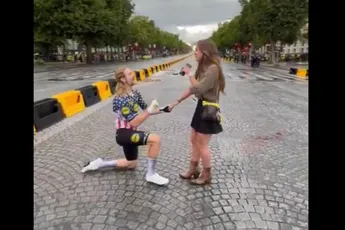 🎥 Simmons vraagt vriendin ten huwelijk na Tour de France: 'Denk niet dat iets hier ooit nog aan gaat tippen'