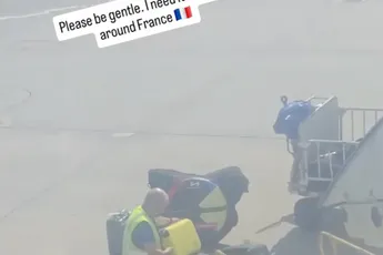 📸 Vanaf station Assen of een carpoolplek: renners krijgen laatste knuffel voor Tour (of vrezen voor hun fiets in het vliegtuig)