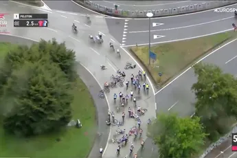 Regen en gladde wegen zorgen voor chaos en grote valpartij in finale Giro, Wiebes wint uit kleine groep na lead-out Kopecky
