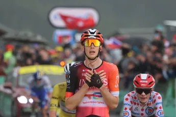 Arensman doet het weer in de regen! Nederlander valt Pogacar en Vingegaard aan en blijft duo voor op La Plagne