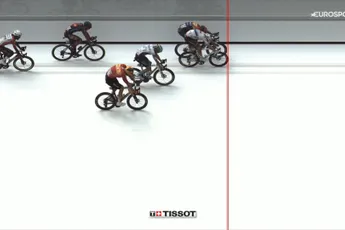 Tim Merlier blijft wél overeind en wint massasprint na fotofinish van Milan, Philipsen na eerdere val uit de Tour