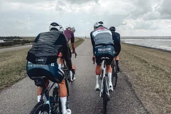Van der Poel na longontsteking weer op de fiets, ook Philipsen fietst wonderbaarlijk mee na harde val