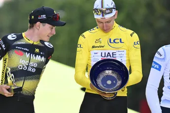 Pogacar weigert in mooie podiumspeech zijn deelname voor Tour de France 2026 al te bevestigen