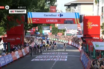 Na het geel nu het rood! Philipsen maakt perfecte lead-out machtig af en slaat dubbelslag in eerste rit Vuelta