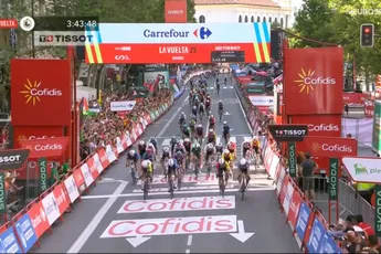 Slaapverwekkende rit, bloedstollende finale: Philipsen wint na ultieme jump zijn tweede Vueltarit in Zaragoza