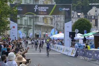 Luke Lamperti wint wederom etappe 1 Ronde van Tsjechië na machtige sprint in technische finale