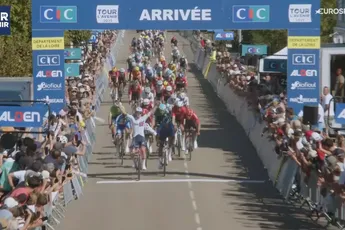 EF-supersprinter Hobbs houdt zich staande na Nederlandse strijdlust en wint eerste rit Tour de l'Avenir