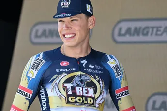 Hij hoeft niet eens uit het zadel te komen: Magnier stormt in China naar zege nummer 4 en nummer 18 van het seizoen