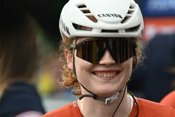 Gretige Rooijakkers rijdt eigen schaduw-kopvrouw Pieterse eraf, die tot overmaat van ramp ook nog hard valt
