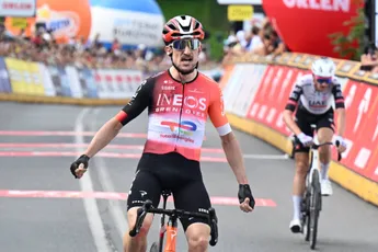 Sensatie in Polen: Monegask Langelotti dendert in slotmeters over leeggestreden McNulty heen