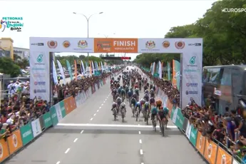 🎥 Arvid de Kleijn is weer helemaal terug! Nederlandse sprinter wint na lange blessure weer een massasprint