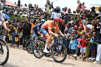 Met zak chips in de hand doet Mollema zijn WK-verhaal: 'Finishte Evenepoel nog op anderhalve minuut, joh?'