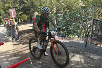 Hatherly ondanks uitstap naar de weg opnieuw wereldkampioen MTB: 'Was vanaf het begin dit seizoen een doel'