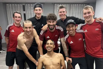 Een krankzinnig slot, maar Vuelta-overwinning krijgt voor Bernal een heerlijke afloop: ploegmaats kaal na weddenschap