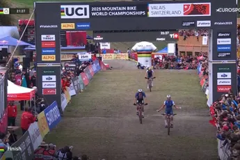 Trainende Mathieu van der Poel ziet hoe MTB-concurrentie het er in Short Race vanaf brengt: Victor Koretzky verdedigt titel