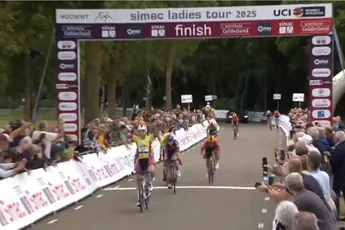 Gele trui Wiebes houdt zich knap staande in ziedend waaiergeweld en slaat wederom toe in Simac Ladies Tour