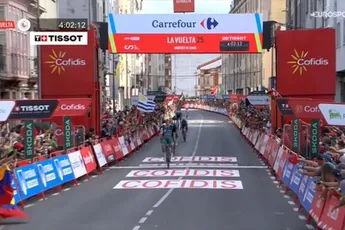 Daar is die Vuelta-zege! Pedersen rondt fraai ploegenwerk Lidl-Trek met autoriteit af in typische overgangsrit