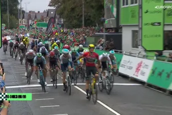 Kooij completeert in bloedstollende finale hattrick in Tour of Britain; Evenepoel kan Grégoire niet van eindzege houden