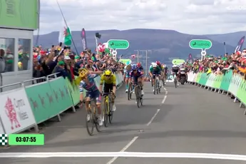 Rivalen maken geen gebruik van zwak moment Evenepoel, waarna Belg ze op hun plaats zet in Tour of Britain