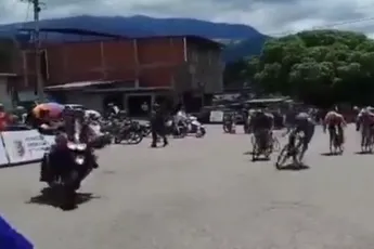 🎥 Verschrikkelijke beelden in Ronde van Venezuela: roekeloze motard zorgt voor megacrash in massasprint, vijf gewonden
