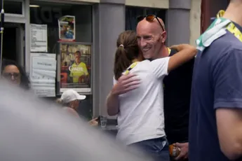 Kijkje achter de Tour-schermen bij Demi Vollering, FDJ-Suez en een bijrol voor Visma-ploegleider Jos van Emden