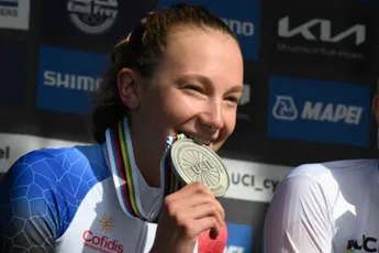 Eerste WK-medaille is binnen voor Visma | Lease a Bike: jongste deelneemster bij beloften dankt Nederlandse ploeg én coach