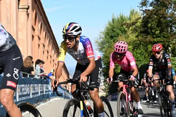 Egan Bernal 'boos', als Pogacar weer eens flierefluitend wegrijdt: 'Hij laat je vaak voelen alsof je slecht bent'