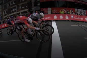Philipsen weet De Lie met miniem verschil te kloppen na chaotische spurt in Münsterland Giro; Merlier valt in finale