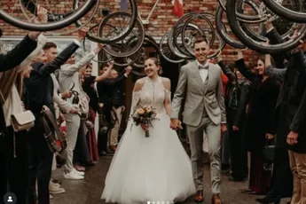 Offseason is begonnen, tijd voor een feestje! Peloton heeft er een getrouwd koerskoppel bij