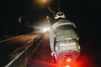 Fans tasten in het duister over cross-terugkeer Van der Poel, maar wat betekenen de vroege ochtendkilometers?