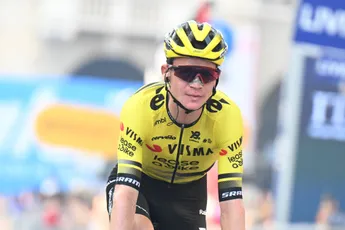 📷 Sepp Kuss moest met bebloed gezicht door in Lombardije, maar finishte wel voor Visma | Lease a Bike