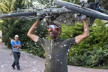 Van recordpoging naar 50 dagen in Russische gevangenis: Ten Dam en Tankink opgelucht na vrijlating Franse ultra-renner