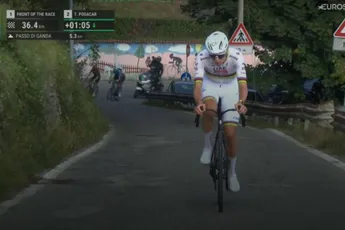 Pogacar laat irritaties varen en lacht na vijfde zege in Ronde van Lombardije om UAE-cijfers op beslissende klim