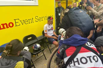Tom Pidcock glimlacht na afloop van combi Lombardije-WK gravel bij horen van veldrijden-vraag