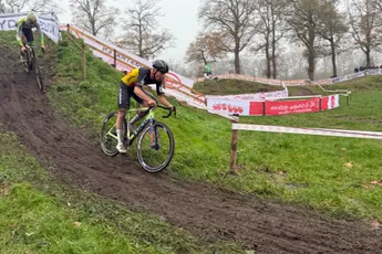 De avonturen van Thibau Nys en zijn sporthorloge: nadat crosser data-trekker in Merksplas vergat, krijgt het in Hamme een vervolg