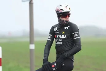 🎥 Even rustig verkennen en het materiaal testen? Niets van dat met Van Aert, die over kletsnatte kasseien vliegt