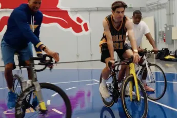 🎥 Na mountainbike-wereldkampioen ontmoet Wout van Aert basketballegende tijdens VS-trip