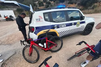 Ondertussen, op trainingskamp: tiental FDJ-renners lappen verkeersregels aan hun laars en ervaren de consequenties
