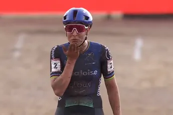 Lucinda Brand verklaart emoties na Sardijnse zege: 'Deze was voor thuis'