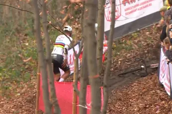 Van der Poel (met vallen en opstaan) in zijn eerste cross meteen weer trefzeker: dit is de analyse vanuit Alpecin-Deceuninck