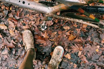 Van der Poel bereidt zich in de modder voor op eerste duel met Van Aert, maar mist in Antwerpen belangrijke ploegmaat
