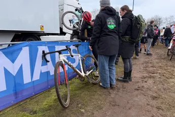 Zandman Mees Hendrikx houdt zich na de finish staande tegen paaltje: 'Ik ben echt helemaal naar de klote'