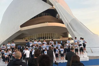 Wielertenues 2026: Movistar doet nog meer afstand van blauw verleden met spierwitte outfit