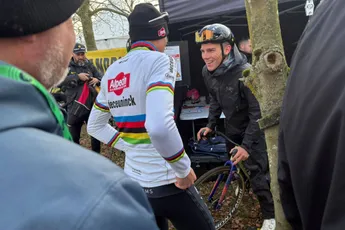 Onderonsje Thibau Nys en Mathieu van der Poel na veldrit in Hofstade: 'Ben net op tijd teruggeschakeld'