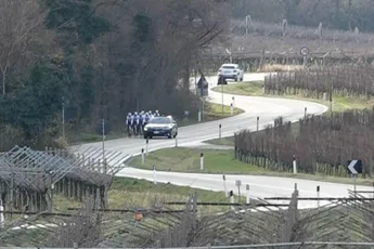 🎥 Ongelofelijk maar waar: Italiaanse wielerploeg beschoten tijdens training