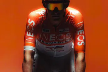 Terwijl INEOS verlengt met meer dan 30(!) jaar aan ervaring, wordt het opvallende shirt voor 2026 voor het eerst gespot