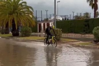 📽️ Code rood in Valencia: Wout van Aert en Visma | Lease a Bike trotseren storm Emilia